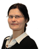 Foto von Kerstin Nussbaum, Porträt einer Frau mit kurzen, dunklen Haaren und Brille, lächelnd, vor einem weißen Hintergrund.